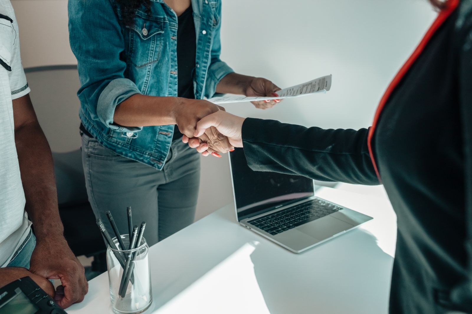 Aides et dispositifs d'embauche
